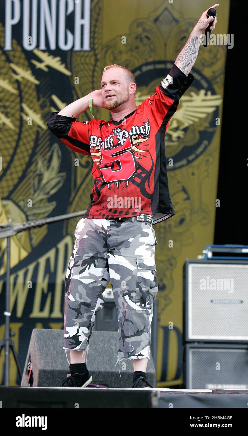 Zoltan Bathory, Gitarrist von Five Finger Death Punch, tritt am 2. Tag beim Download Festival in Castle Donnington, Leicestershire, auf der Bühne auf. Stockfoto
