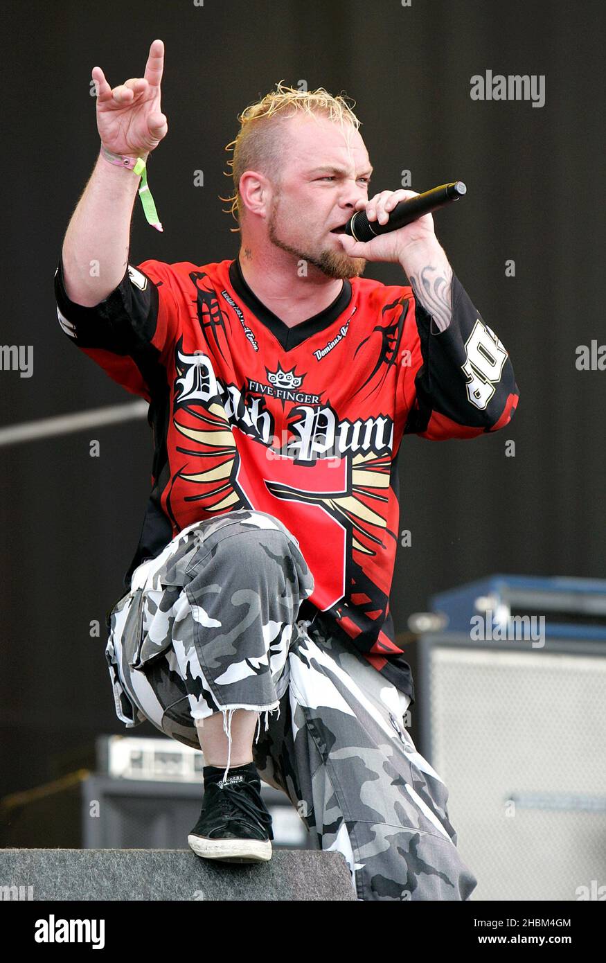 Zoltan Bathory, Gitarrist von Five Finger Death Punch, tritt am 2. Tag beim Download Festival in Castle Donnington, Leicestershire, auf der Bühne auf. Stockfoto