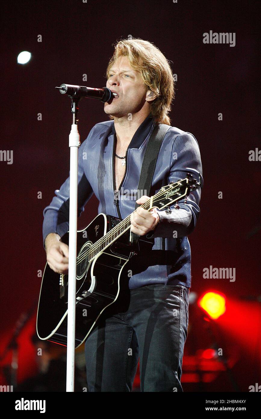 Jon Bon Jovi tritt am 17. Juni 2010 mit Bon Jovi auf der Bühne der O2 Arena auf. Stockfoto