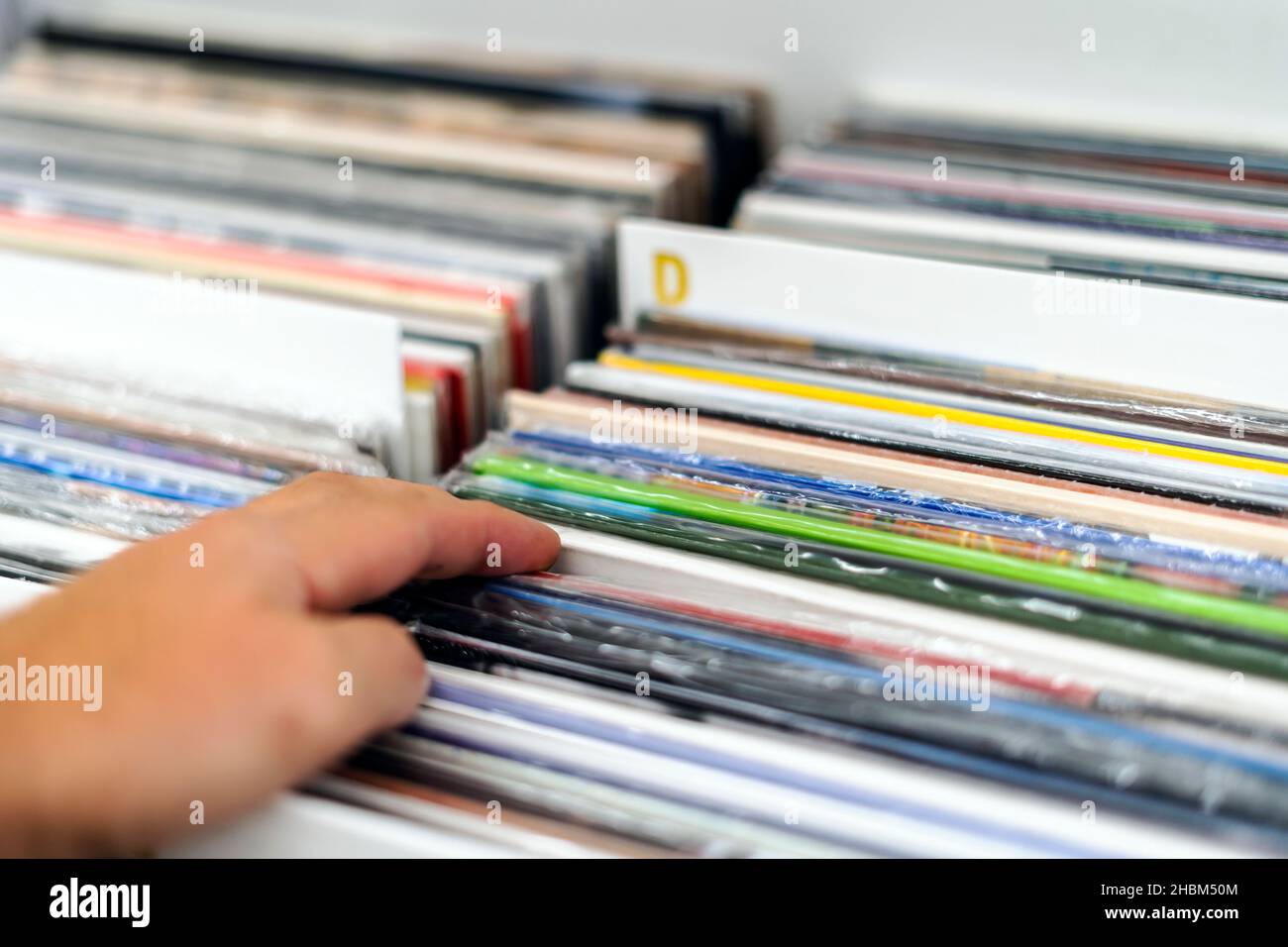 Die Wahl des Vinyls im Plattenladen, Portugal Stockfoto