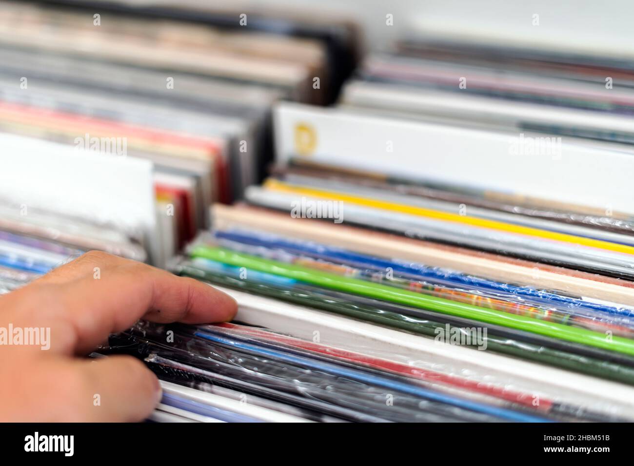 Die Wahl des Vinyls im Plattenladen, Portugal Stockfoto
