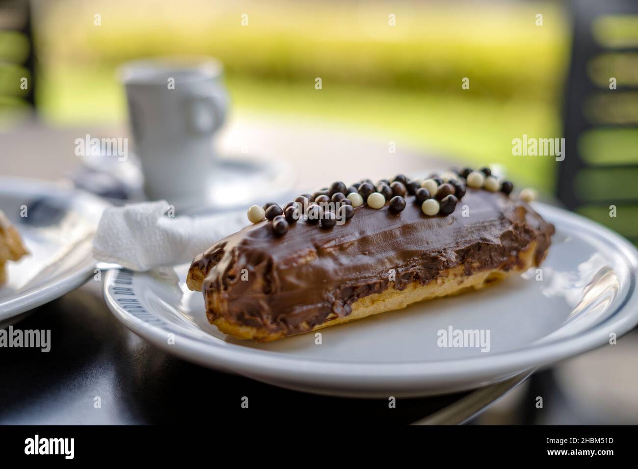 Leckeres eclair-Gebäck gefüllt und mit Schokolade überzogen, Portugal Stockfoto