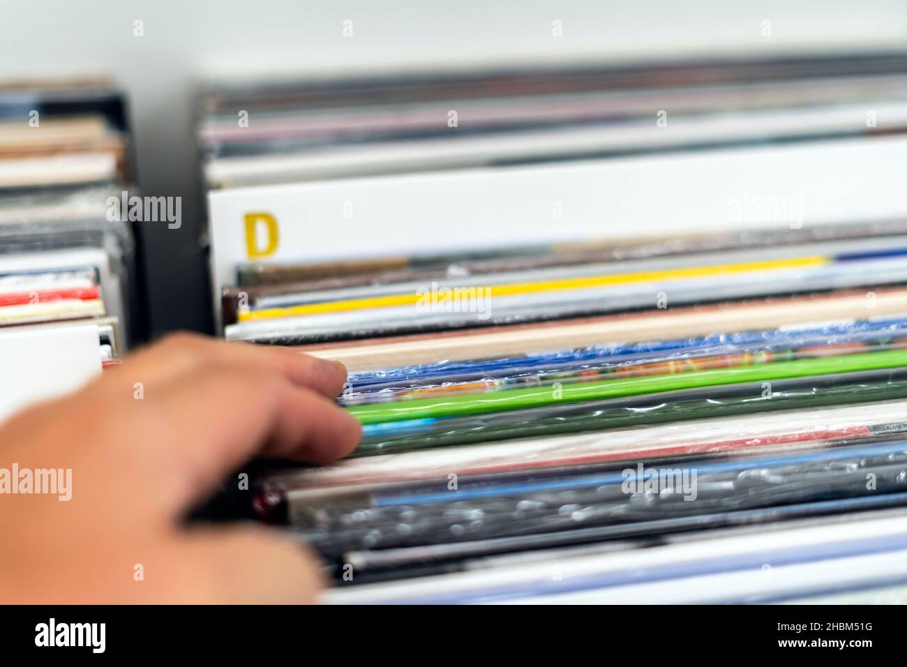 Die Wahl des Vinyls im Plattenladen, Portugal Stockfoto