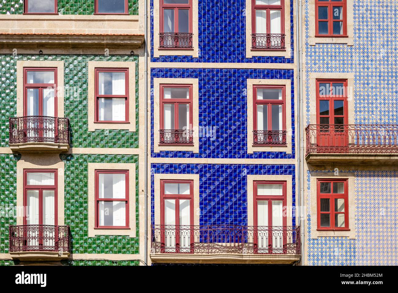 Drei mit typischen bunten Fliesen bedeckte Mieterhäuser in Porto, Portugal Stockfoto