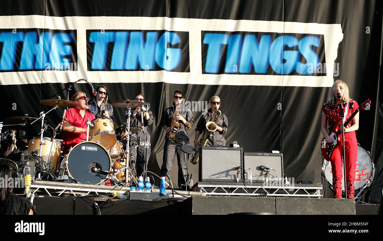 Katie White und Jules de Martino von den Ting Tings spielen auf der Bühne des Wireless Festivals, Hyde Park, London Stockfoto