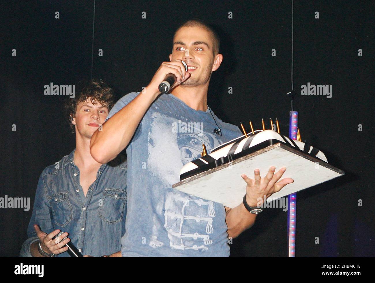 Max George hält einen Geburtstagskuchen während einer Performance von The Wanted im G-A-Y Heaven in London. Stockfoto