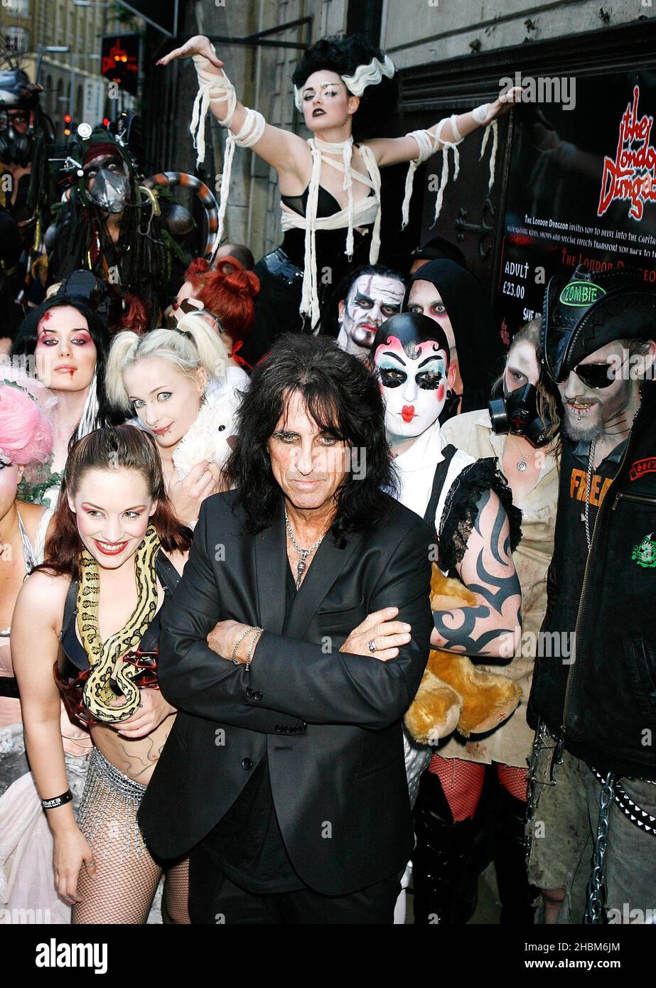 Alice Cooper und Freak Sideshow Teilnehmer, die an Vorspielen im London Dungeon für die kommende Show teilnehmen werden. Stockfoto