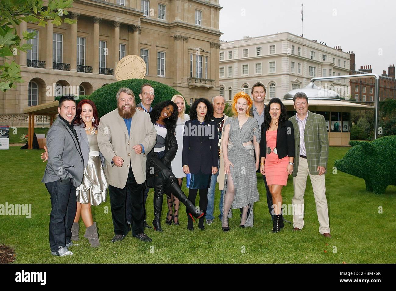 (Von links) Chris Marques, Jaclyn Spencer, Brian Blessed, Kevin McCloud, Kevin McCloud, Sinitta, Camilla Sacre-Dallerup, Orsola de Castro, Roger Saul, Dame Vivienne Westwood, George Clarke, Lilia Kopylova und Alan Titchmarsh bei der „A Garden Party to Make a Difference“ im Clarence House, Gardens, London. Stockfoto