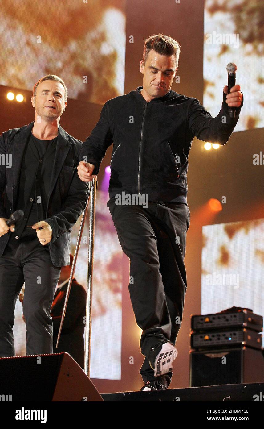 Robbie Williams und Gary Barlow spielen auf der Bühne beim Help for Heroes Concert im Twickenham Stadium, London Stockfoto