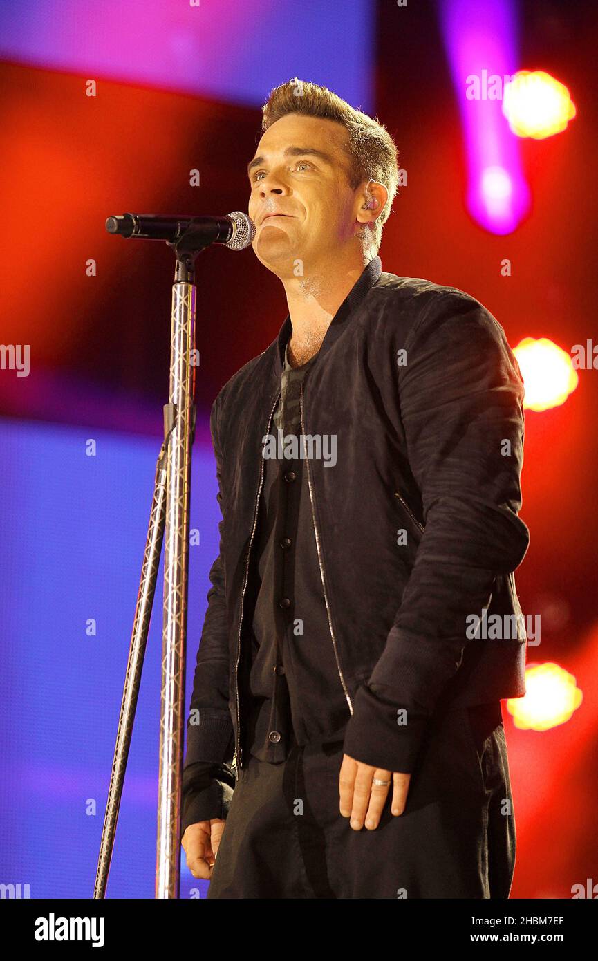 Robbie Williams spielt auf der Bühne beim Help for Heroes Concert im Twickenham Stadium, London Stockfoto