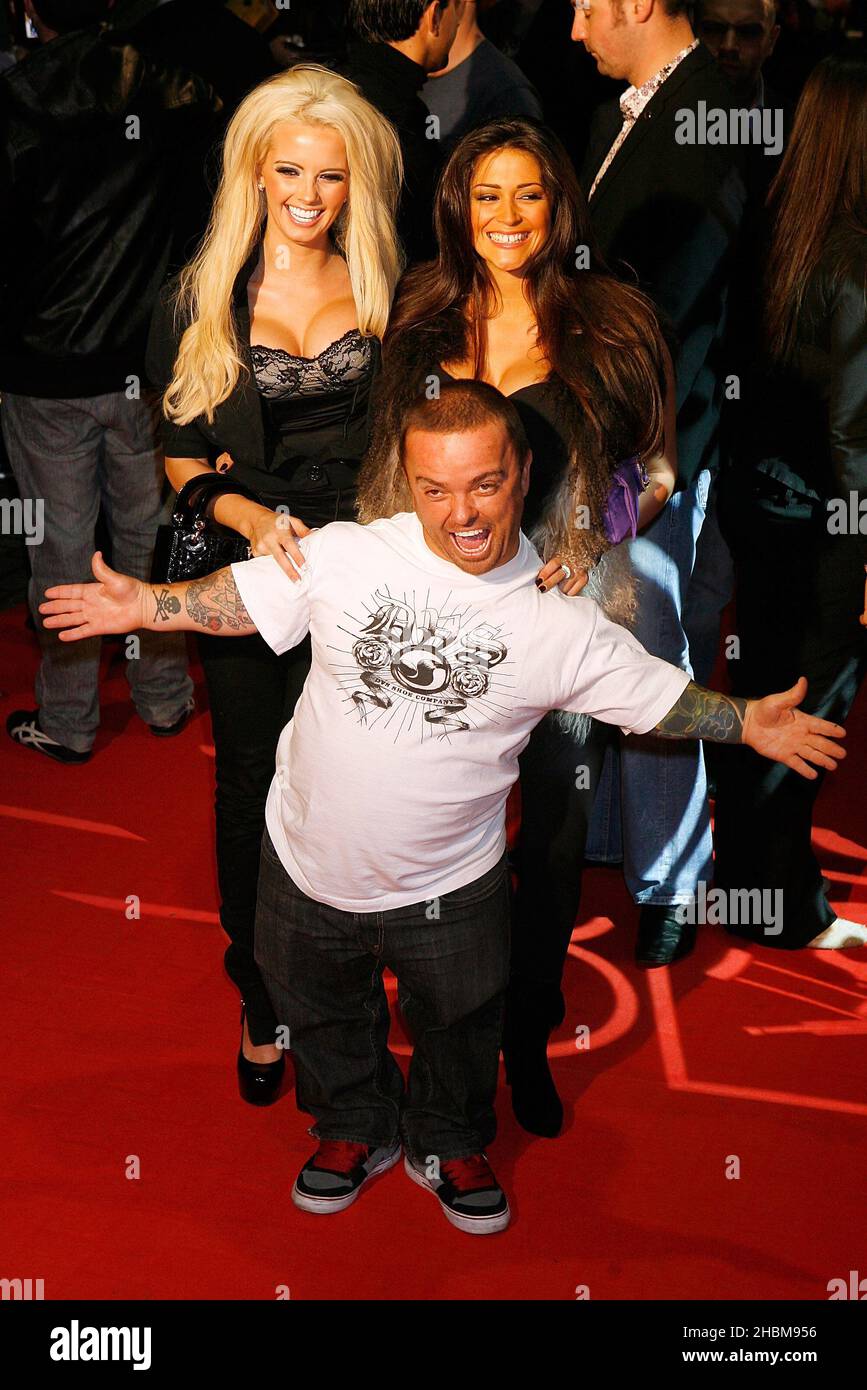 Jason 'Wee-man' Acuna und Page 3 Girls besuchen die britische Filmpremiere von 'Jackass 3D im BFI IMAX in London. Stockfoto