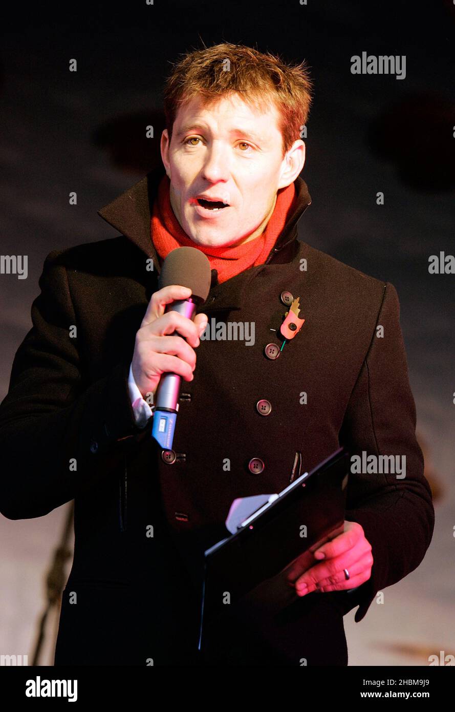 Ben Shephard auf der Bühne während Silence in the Square, einer besonderen zweiminütigen Stille, bietet der Öffentlichkeit einen kollektiven Ort, um den Gedenktag am Trafalgar Square in London zu beobachten. Stockfoto