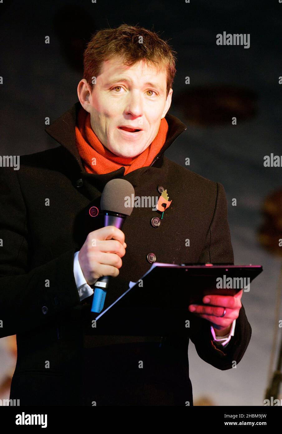 Ben Shephard veranstaltet Silence in the Square, eine besondere zweiminütige Stille, die der Öffentlichkeit einen kollektiven Ort bietet, um den Gedenktag am Trafalgar Square in London zu beobachten. Stockfoto