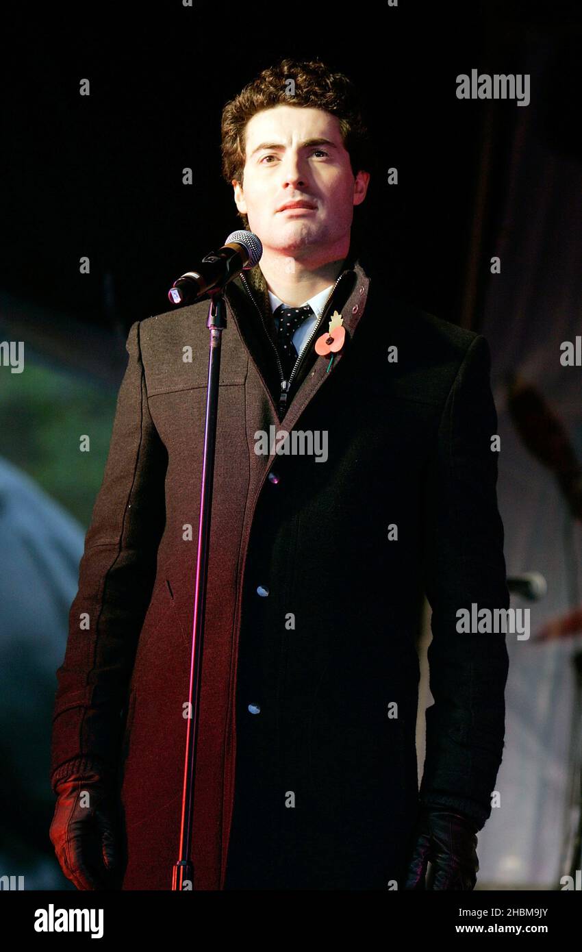 Ollie Baines of Blake tritt auf der Bühne während Silence in the Square auf, einer besonderen zweiminütigen Stille, die der breiten Öffentlichkeit einen kollektiven Ort bietet, um den Remembrance Day am Trafalgar Square in London zu beobachten. Stockfoto