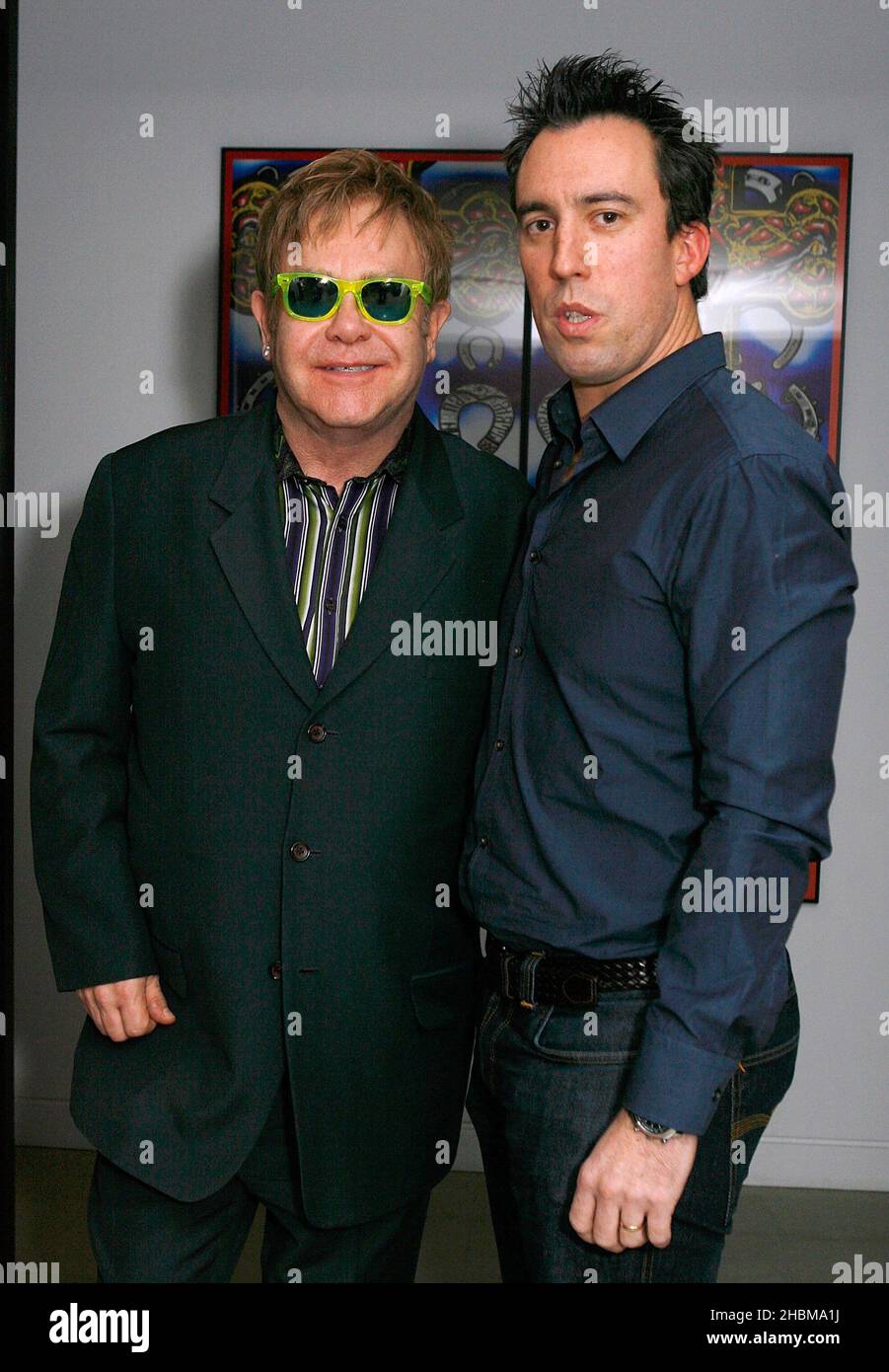 Elton John und Christian O'Connell posieren nach einem Interview für Absoloute Radio im Elton's House in Notting Hill, London. Stockfoto