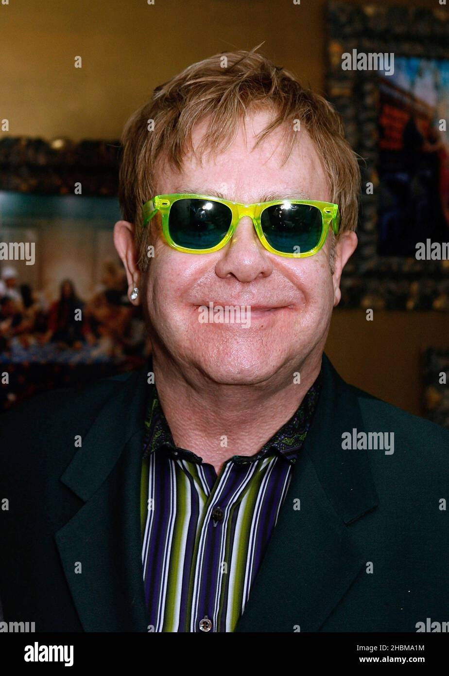 Elton John posiert nach einem Interview für Absoloute Radio im Elton's House in Notting Hill, London. Stockfoto
