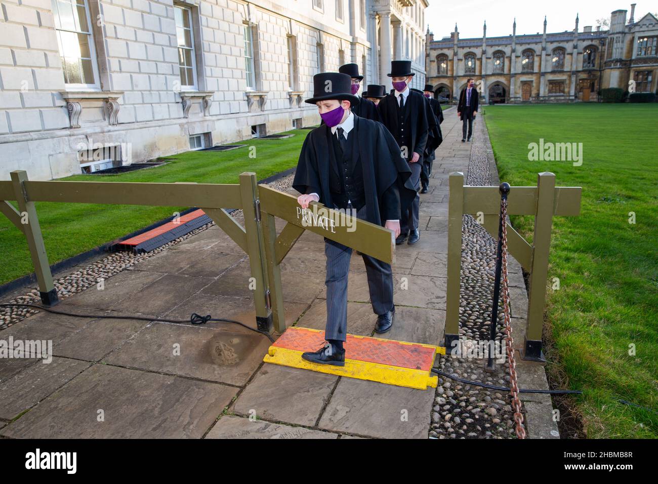 Bild vom 9th. Dezember zeigt den Chor des King's College in Cambridge, der am Donnerstagnachmittag für den berühmten Liederdienst in der Kapelle des King's College Proben wird, der am Heiligabend ausgestrahlt wird. Chormitglieder haben für die BBC-Aufnahme des berühmten Weihnachtslieddienstes in der Kapelle des kingÕs College geprobt, der am Heiligabend ausgestrahlt wird. Die Jungen haben wochenlang für die 90-minütigen Weihnachtslieder des kingÕs-Dienstes geübt und die letzten Vorbereitungen wurden bei der Generalprobe in todayÕs (Donnerstag) getroffen. Die Chöre, die elegant in ihren Soutanen gekleidet waren, wurden para gesehen Stockfoto