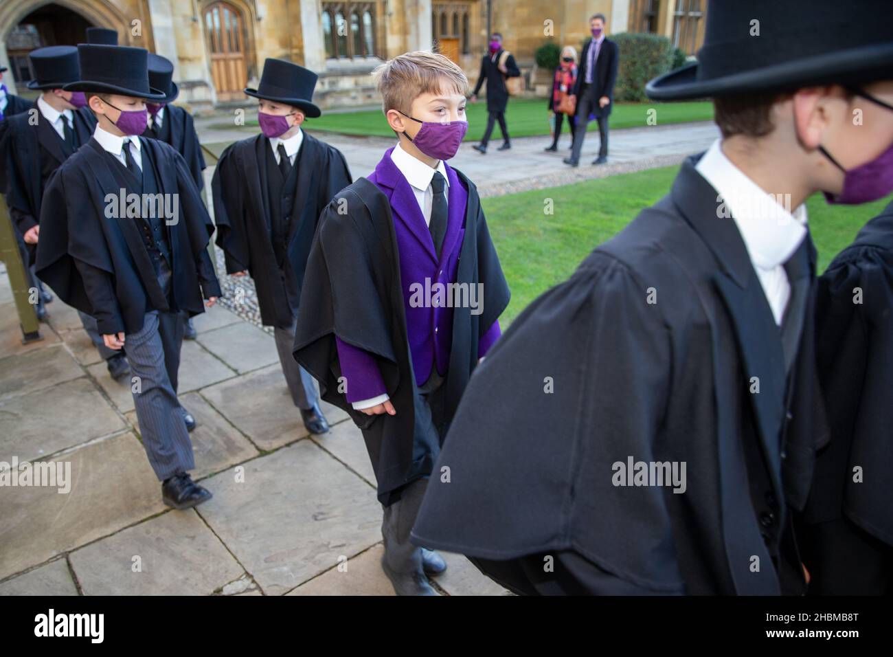 Bild vom 9th. Dezember zeigt den Chor des King's College in Cambridge, der am Donnerstagnachmittag für den berühmten Liederdienst in der Kapelle des King's College Proben wird, der am Heiligabend ausgestrahlt wird. Chormitglieder haben für die BBC-Aufnahme des berühmten Weihnachtslieddienstes in der Kapelle des kingÕs College geprobt, der am Heiligabend ausgestrahlt wird. Die Jungen haben wochenlang für die 90-minütigen Weihnachtslieder des kingÕs-Dienstes geübt und die letzten Vorbereitungen wurden bei der Generalprobe in todayÕs (Donnerstag) getroffen. Die Chöre, die elegant in ihren Soutanen gekleidet waren, wurden para gesehen Stockfoto