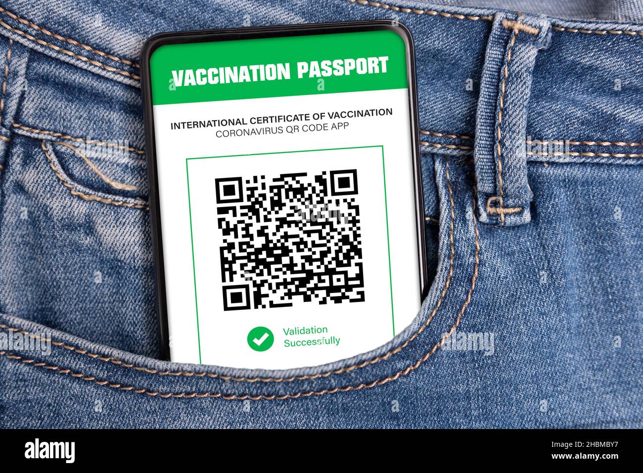 Digitale App für den Gesundheitspass auf dem Mobiltelefon. Internationale Impfbescheinigung Stockfoto