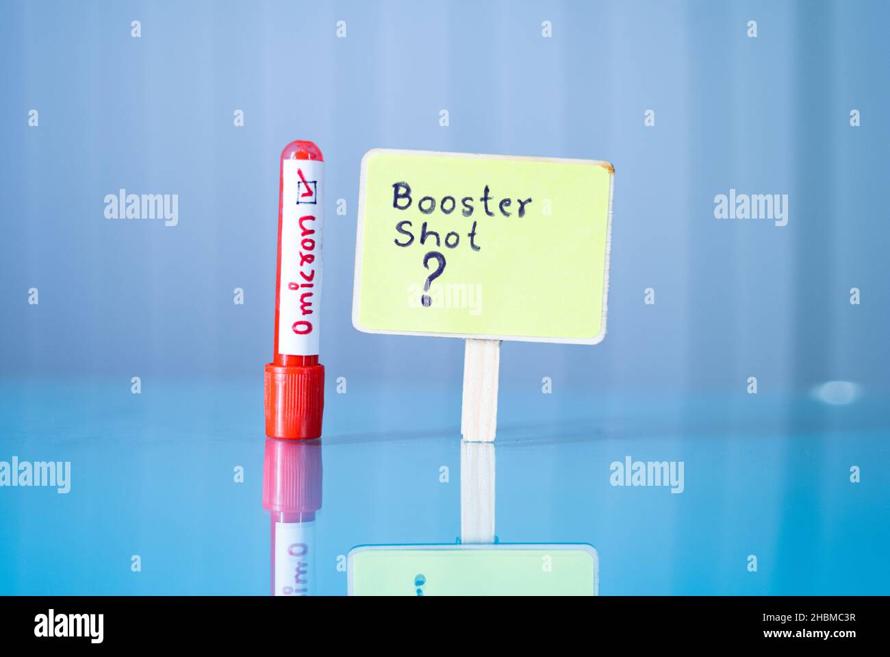 Booster Shot Fragezeichen Schild neben positiver Omicron Blutprobe platziert, Konzept zeigt wird Booster Shot Arbeit oder für neue Omicron benötigt Stockfoto