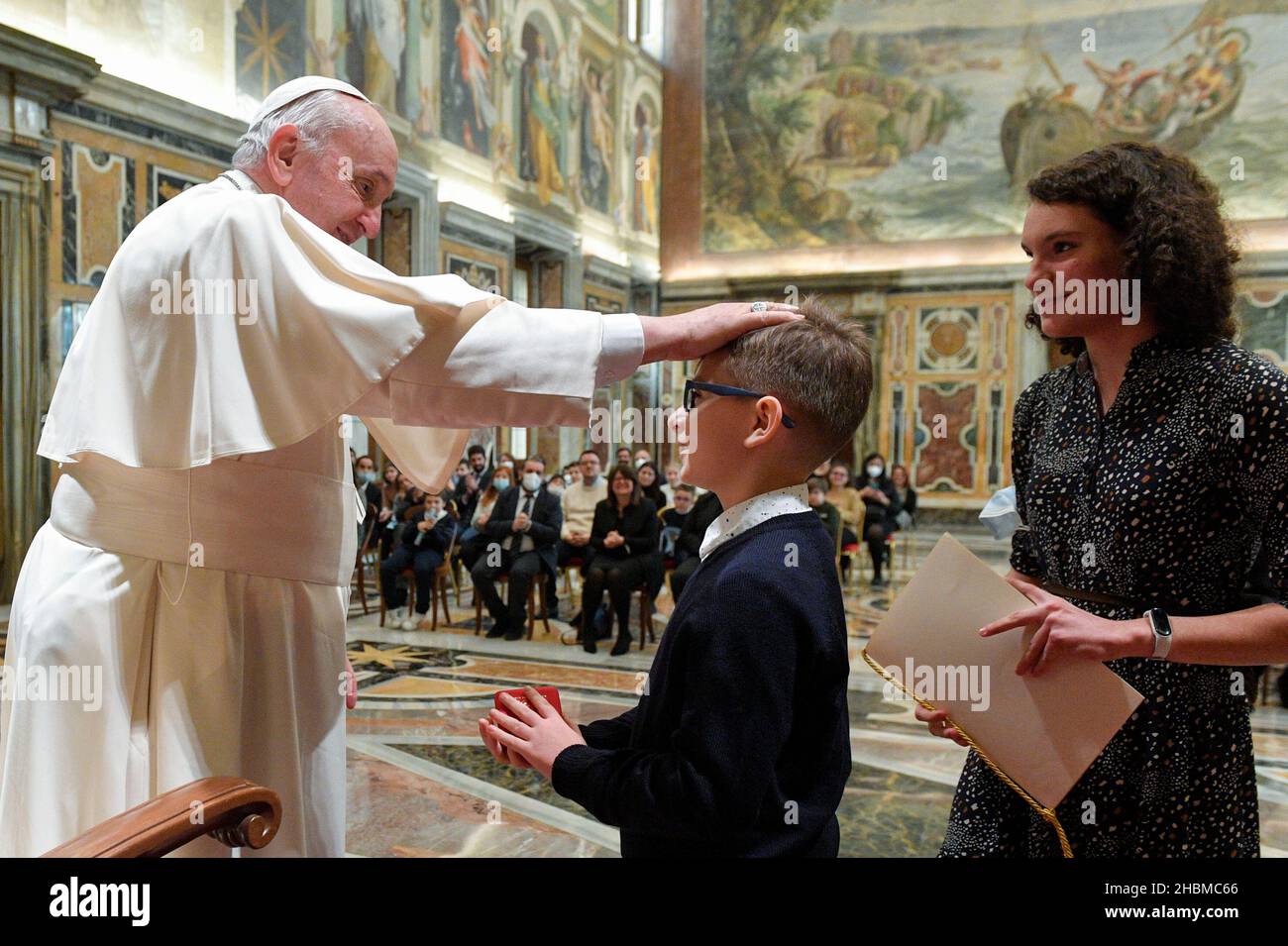 Italien, Rom, Vatikan, 2021/12/18. Papst Franziskus empfängt eine Delegation junger Menschen der Katholischen Aktion Italiens im Vatikan. Foto von Vatican Media / Catholic Press Foto . BESCHRÄNKT AUF REDAKTIONELLE VERWENDUNG - KEIN MARKETING - KEINE WERBEKAMPAGNEN. Stockfoto
