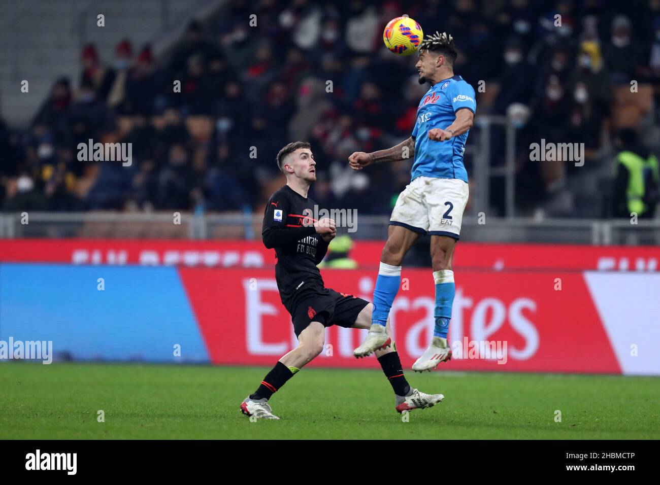 Kevin Malcuit von SSC Napoli und Alexis Saelemaekers von AC Milan kämpfen während des Serie A-Spiels zwischen AC Milan und SSC Napoli im Stadio Giuseppe Meazza am 19. Dezember 2021 in Mailand, Italien, um den Ball. Stockfoto