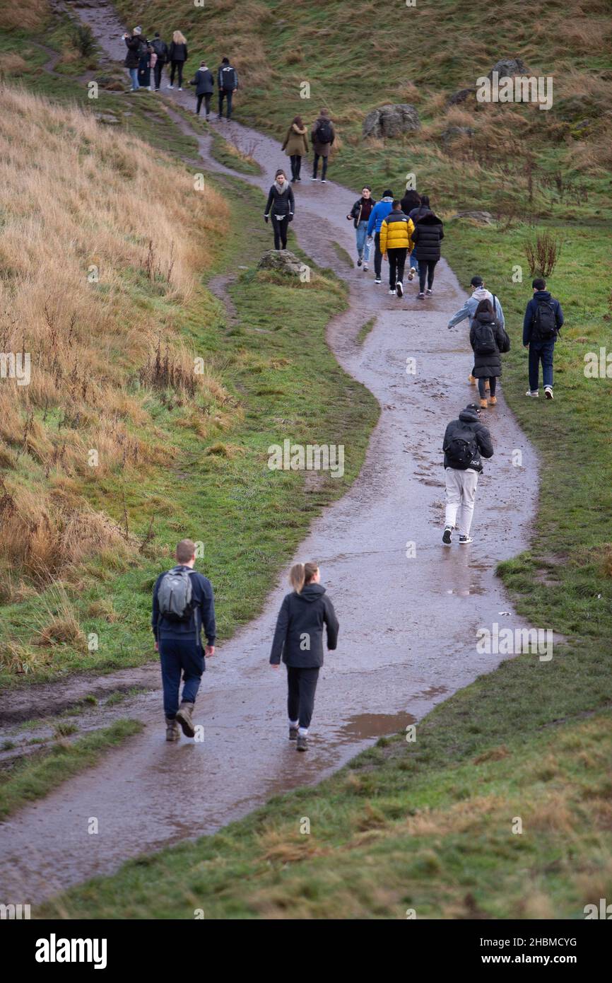 EDINBURGH, den 20th. Dezember. Die Öffentlichkeit genießt trotz der Covid-omicron-Varianten die Freiluft in St. Margarets Loch und Arthur's Seat Hill in Schottland in Edinburgh. Pic Credit: Pako Mera/Alamy Live News Stockfoto