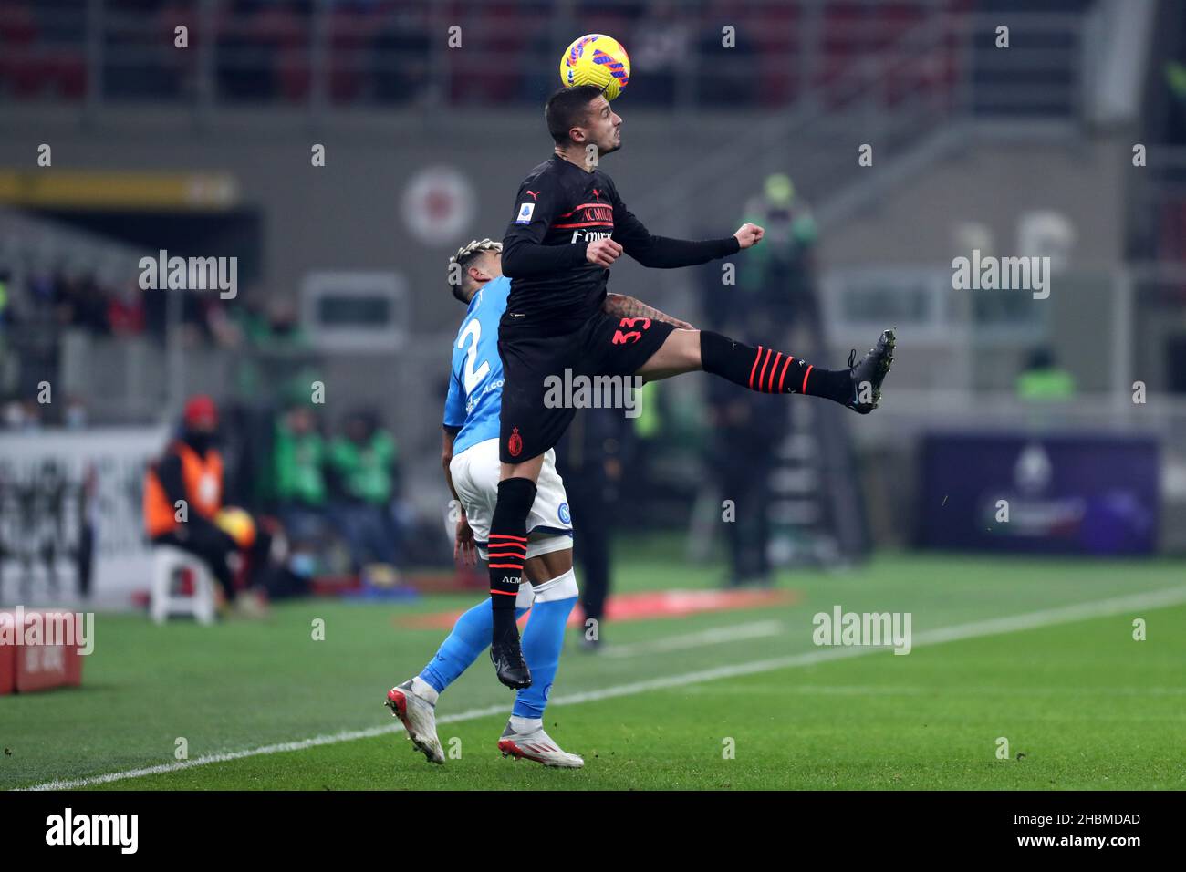 Kevin Malcuit von SSC Napoli (L) und Rade Krunic von AC Milan (R) kämpfen während des Serie A-Spiels zwischen AC Milan und SSC Napoli im Stadio Giuseppe Meazza am 19. Dezember 2021 in Mailand, Italien, um den Ball. Stockfoto