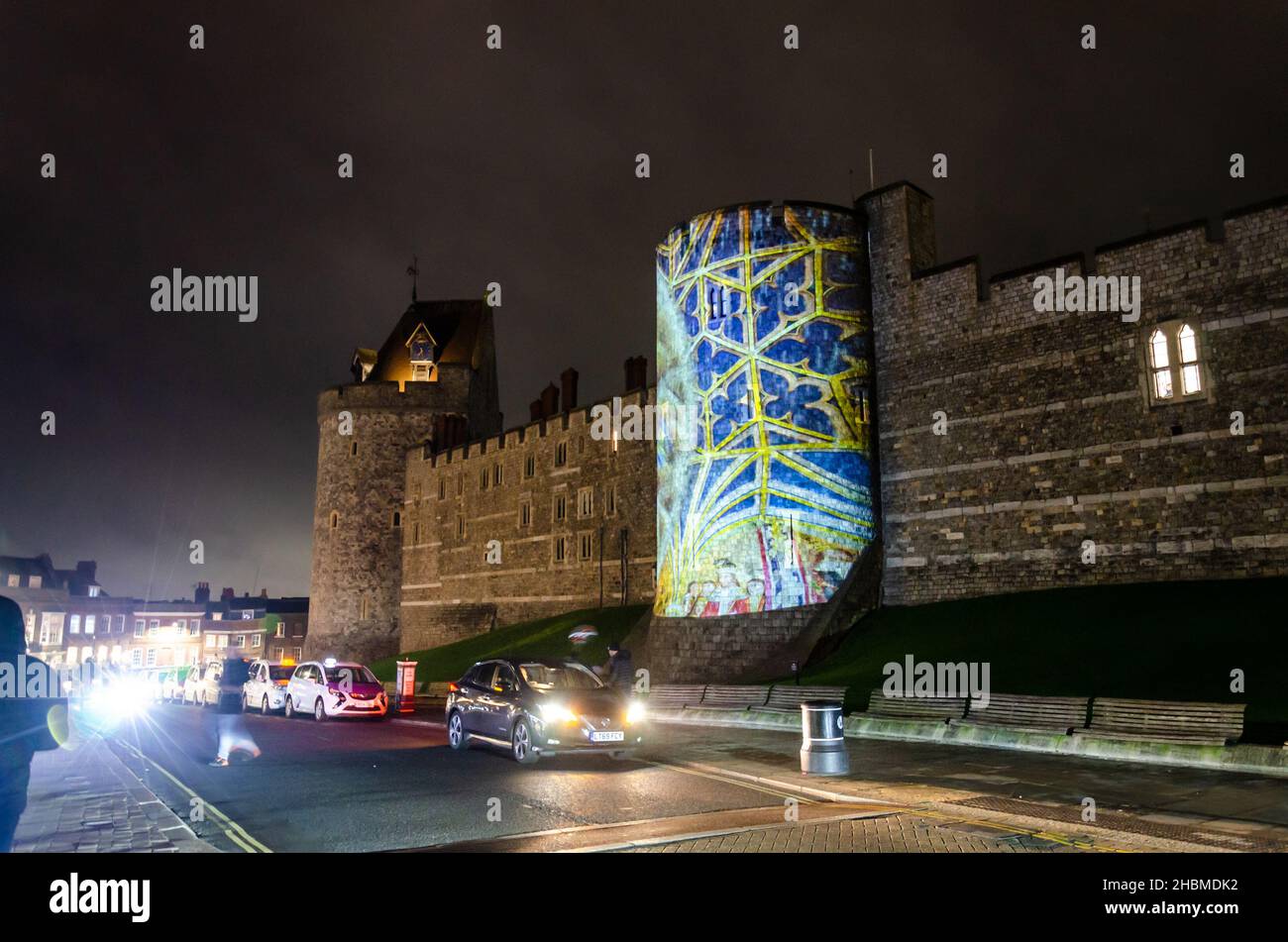 Festliche Bilder werden auf einen der Türmchen an der Außenwand von Windsor Castle in der englischen Grafschaft „The Castle“ projiziert. Stockfoto