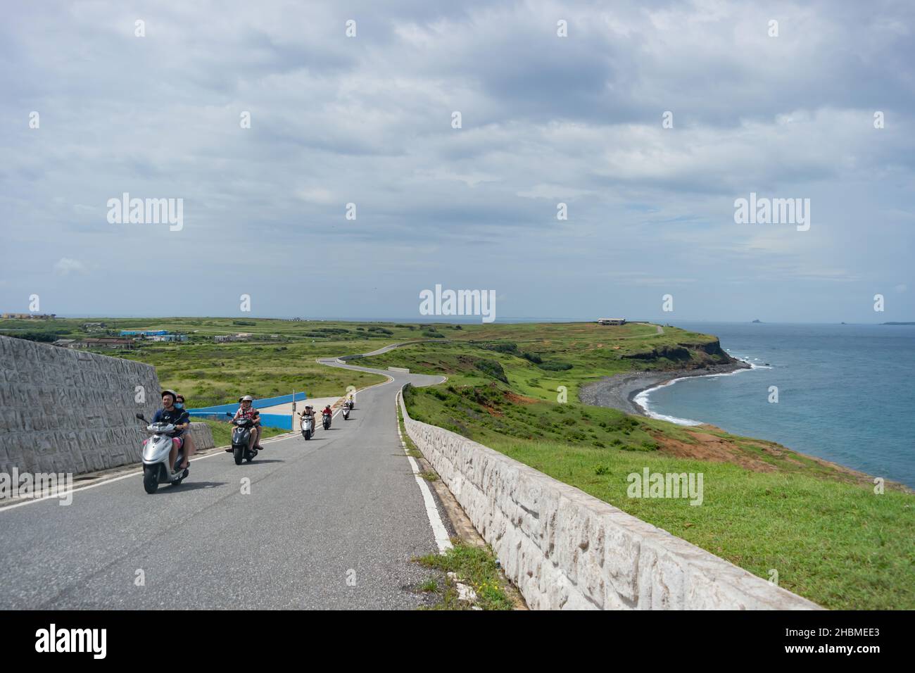 Penghu, Taiwan, JUN 18 2012 - Motorradfahrer auf der Insel Penghu Stockfoto