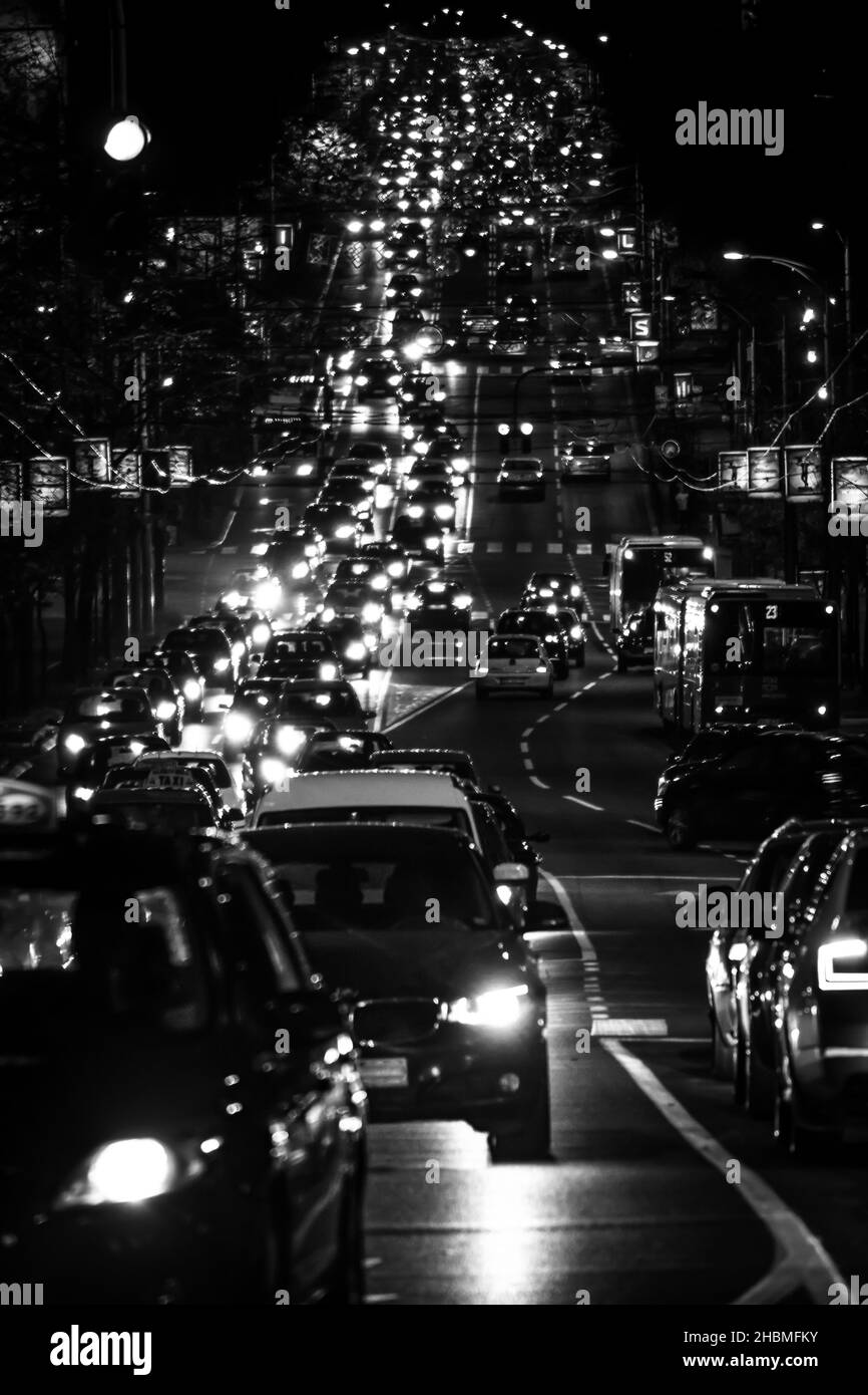 Belgrades belebte Hauptstraße in der Hauptverkehrszeit in der Nacht Stockfoto