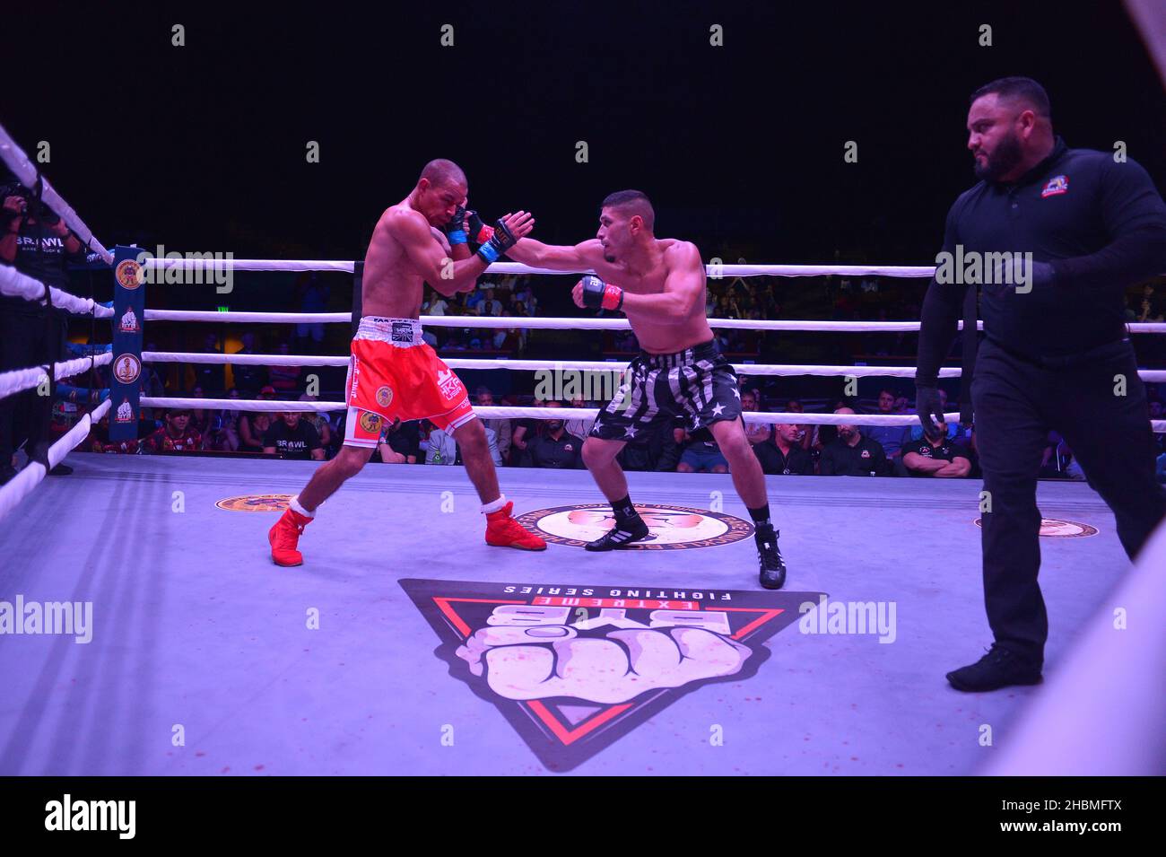 MIAMI, FLORIDA - 17. DEZEMBER: Fighters Seth Shaffer vs Albert Martinez Kampf während des 'BYB 8 Tis the Season to Brawl' im Triangle Ring im James L. Knight Center am 17. Dezember 2021 in Miami, Florida. Die Extreme Bareknuckle Fighting Serie der Dreiecksring von TRIGON mit 60-Grad-Ecken wurde entwickelt, um Konfrontationen in der Mitte des Rings zu forcieren. (Foto von JL/Sipa USA) Quelle: SIPA USA/Alamy Live News Stockfoto