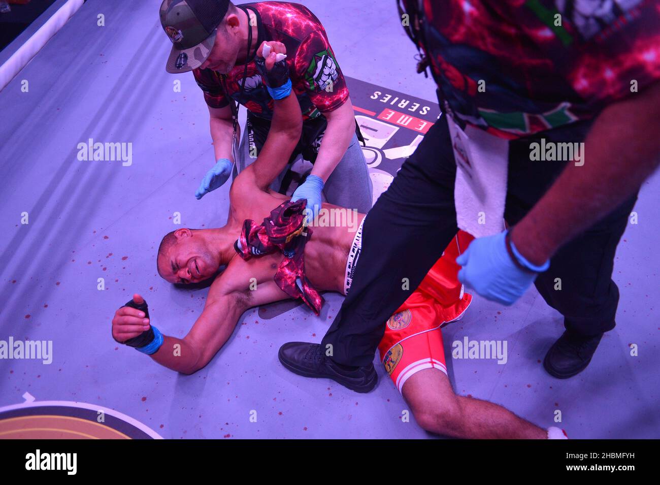 MIAMI, FLORIDA - 17. DEZEMBER: Fighters Seth Shaffer bout während des 'BYB 8 Tis the Season to Brawl' im Trigon Triangle Ring im James L. Knight Center am 17. Dezember 2021 in Miami, Florida. Die Extreme Bareknuckle Fighting Serie der Dreiecksring von TRIGON mit 60-Grad-Ecken wurde entwickelt, um Konfrontationen in der Mitte des Rings zu forcieren. (Foto von JL/Sipa USA) Quelle: SIPA USA/Alamy Live News Stockfoto