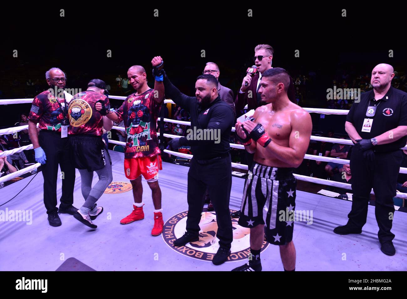 MIAMI, FLORIDA - 17. DEZEMBER: Fighters Seth Shaffer vs Albert Martinez Kampf während des 'BYB 8 Tis the Season to Brawl' im Triangle Ring im James L. Knight Center am 17. Dezember 2021 in Miami, Florida. Die Extreme Bareknuckle Fighting Serie der Dreiecksring von TRIGON mit 60-Grad-Ecken wurde entwickelt, um Konfrontationen in der Mitte des Rings zu forcieren. (Foto von JL/Sipa USA) Stockfoto