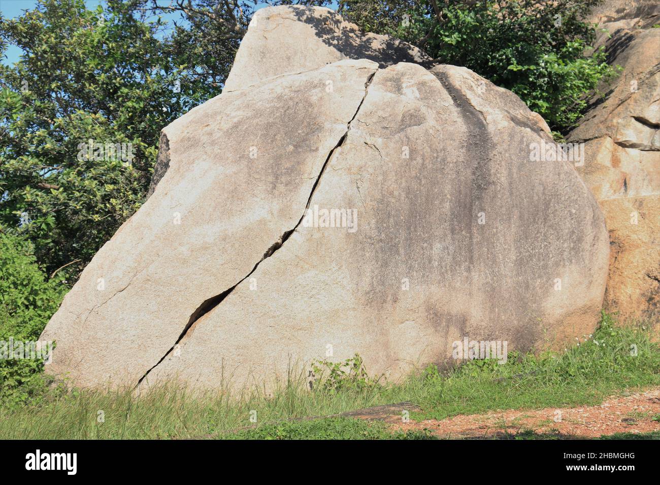 Mitten in der schönen Natur. Großer Felsen Stockfoto