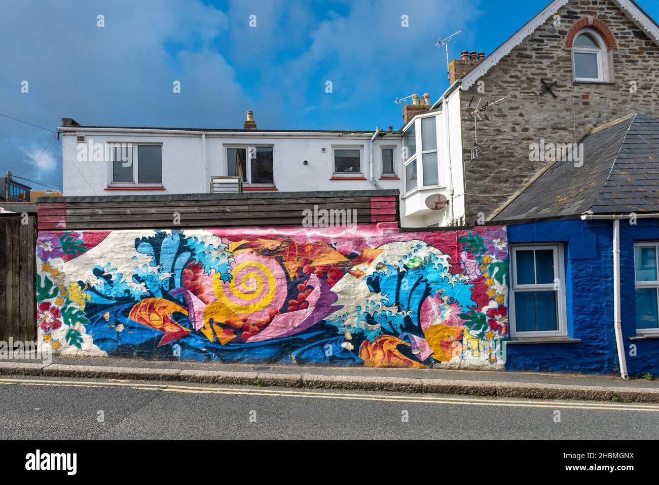 Ein farbenfroher Wandgemälde, der an einer Wand in einer Straße in Newquay in Cornwall gemalt wurde. Stockfoto Ein farbenfroher Wandgemälde, der an einer Wand in einer Straße in Newquay in Cornwall gemalt wurde. Stockfoto