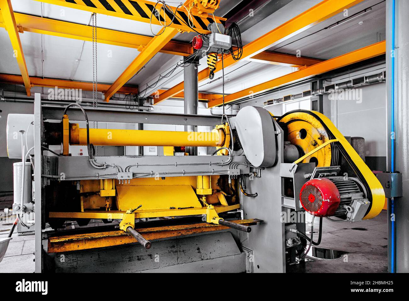 Leerer Produktionsraum mit Maschinen Industrieller Hintergrund.Arbeitsplatz Kranträger oder Fabrik Stockfoto