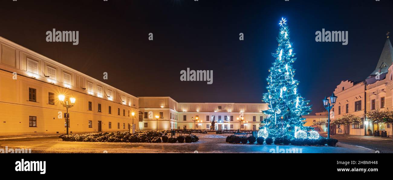 Schloss Frystat mit Weihnachtsbaum in der Stadt Karvina in der Tschechischen republik während der Nacht Stockfoto