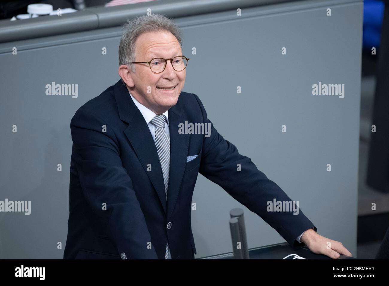 Berlin, Deutschland. 10th Dez 2021. Erwin RUEDDEL, RvÂºddel, CDUÂ‚Ã „Ã´/CSU-Fraktion, während seiner Rede zur Stärkung der Impfprävention gegen COVID-19, Plenarsitzung des Deutschen Bundestages 7th, Deutscher Bundestag in Berlin, Deutschland am 09. Dezember 2021 ¬ Quelle: dpa/Alamy Live News Stockfoto