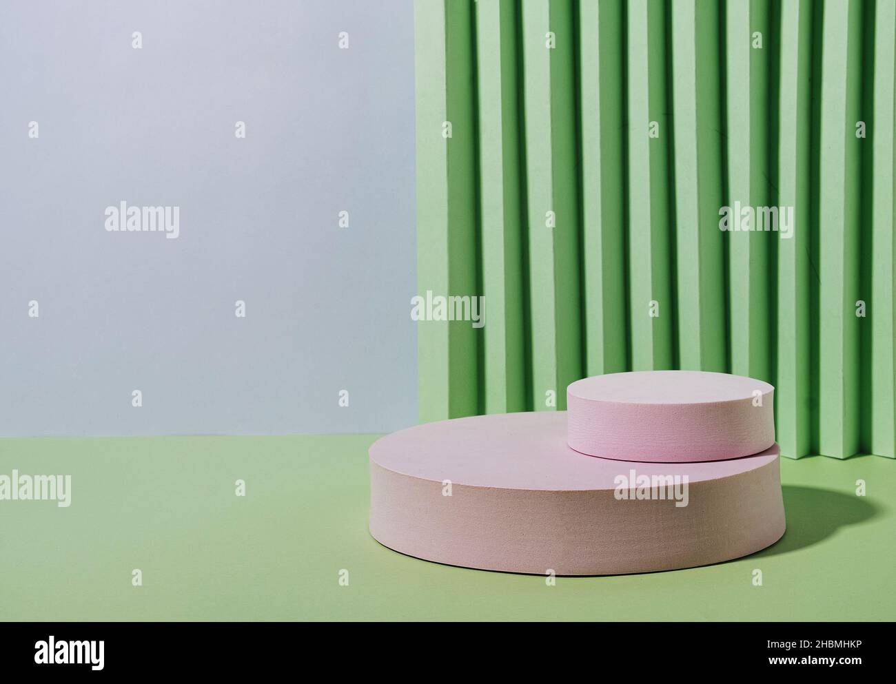Pink Minimal Geometric Disc Podium steht für Produktdemonstration auf grünem gewölbter Trend-Textur-Hintergrund Stockfoto
