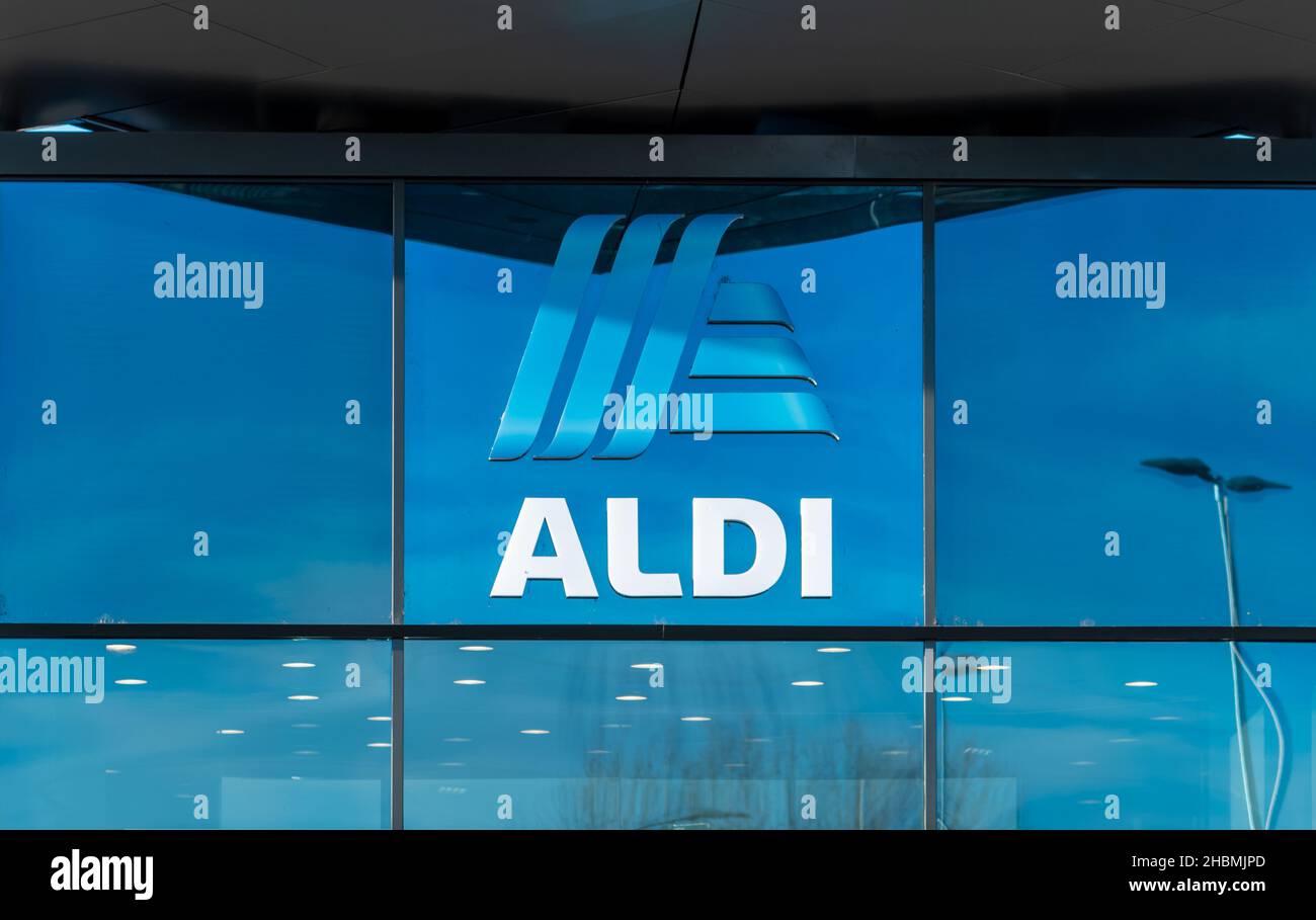Fossano, Italien - 24. November 2021: Aldi-Logo auf dem Supermarktfenster in Italien. Aldi IS ist eine globale deutsche Discount Supermarket-Kette Stockfoto
