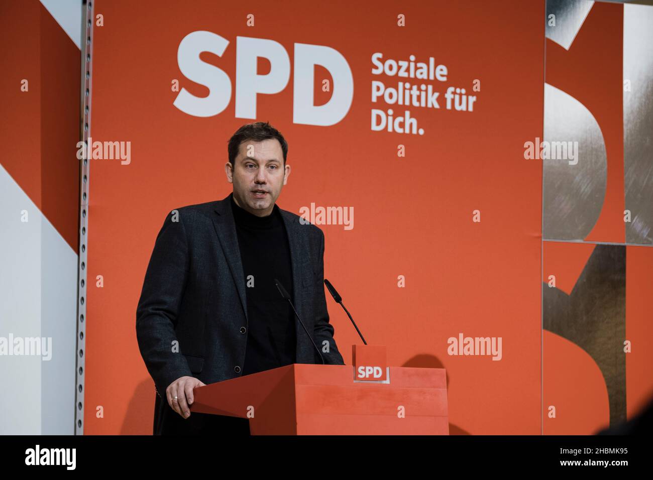 Lars Klingbeil bei der Pressekonferenz der Sozialdemokratischen Partei in Berlin am 20. Dezember 2021. (Foto von Ralph Pache/PRESSCOV/Sipa USA) Stockfoto