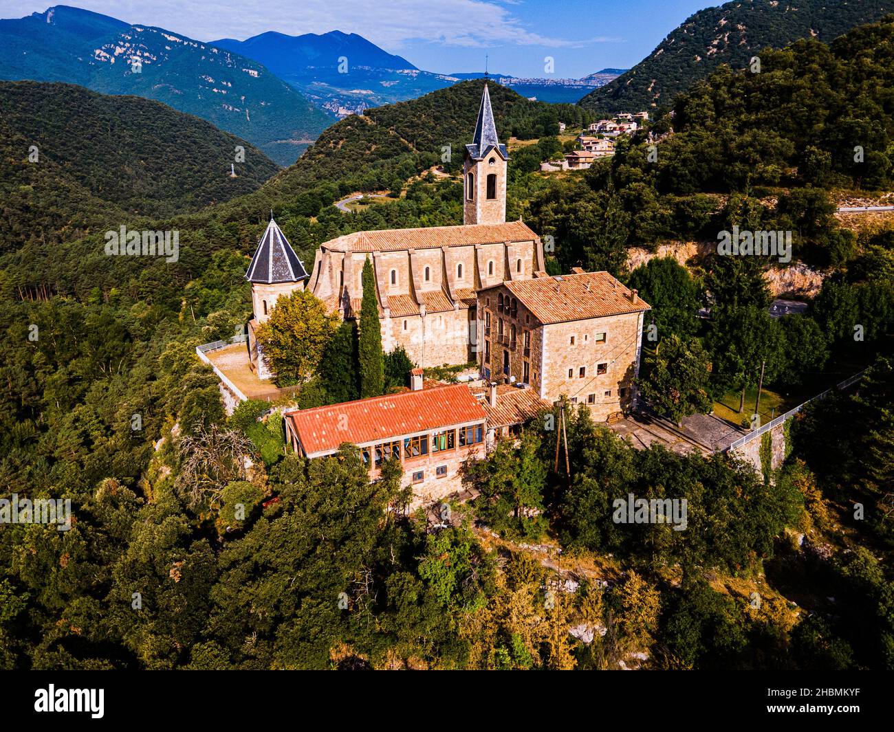 Luftaufnahme einer Kirche mitten im Wald in La Nou de Bergueda, Katalonien Stockfoto