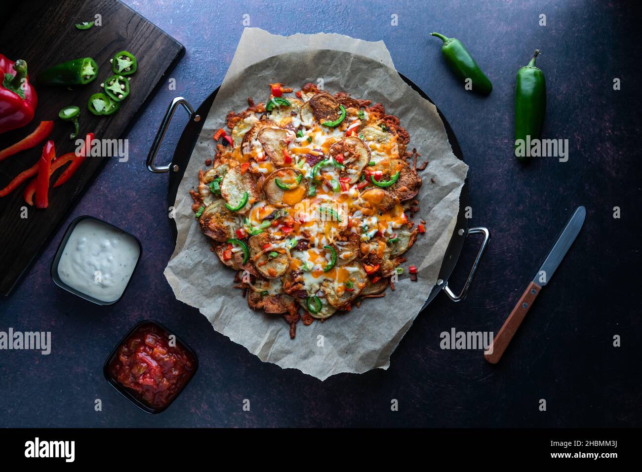 Draufsicht auf eine Platte mit heißen Kakteen, die Nachos frisch aus dem Ofen geschnitten haben. Stockfoto