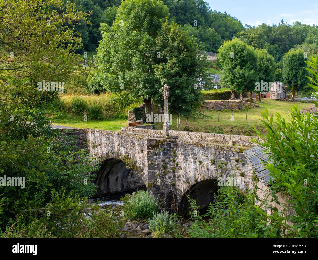 Alte Steinbrücke des Jakobswegs in Mittelfrankreich, aufgenommen an einem teilweise bewölkten Sommernachmittag in der Nähe des Flusstals Lot, ohne Menschen Stockfoto