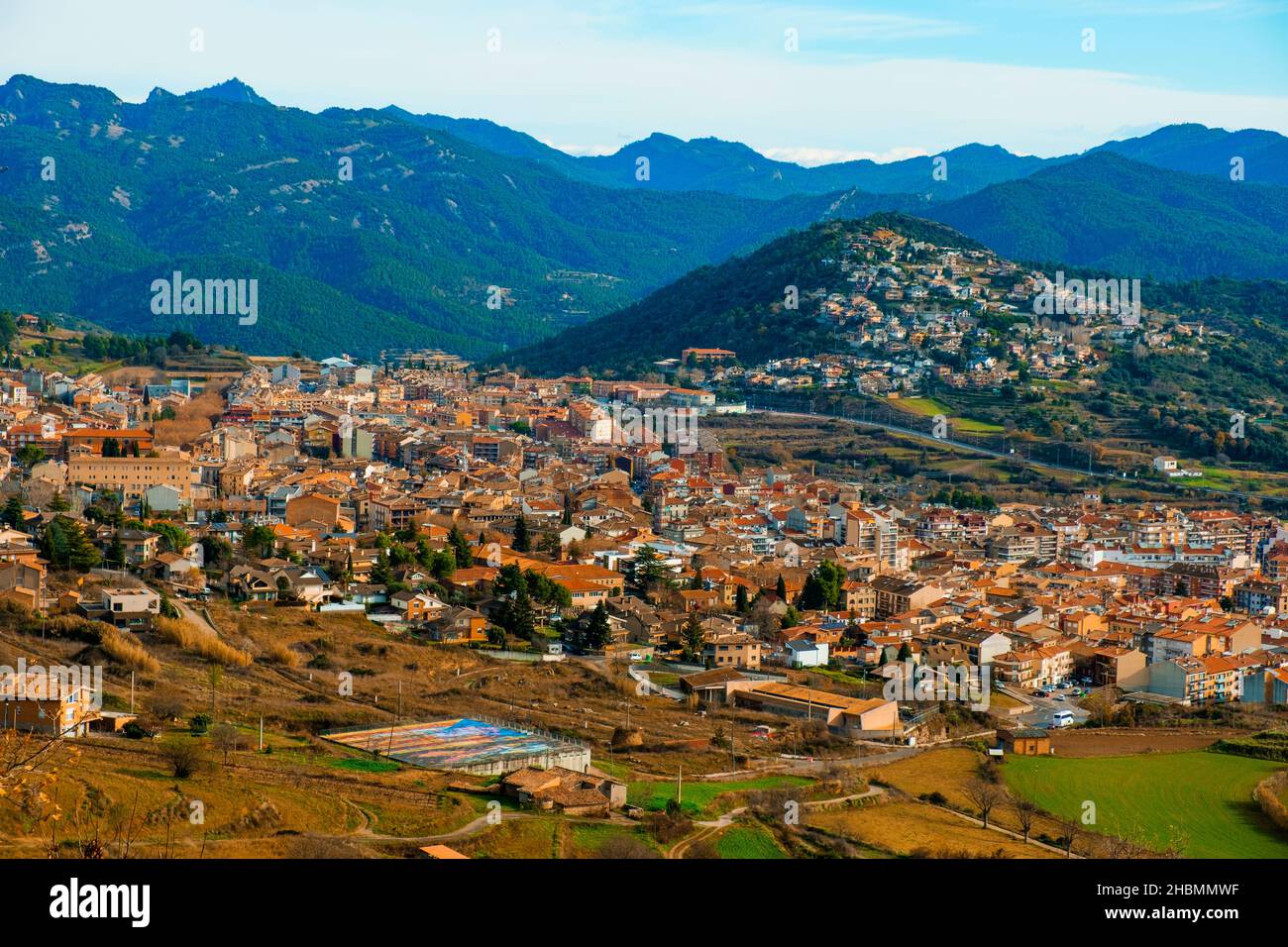 Eine Luftaufnahme von Berga in Katalonien, Spanien, mit den Bergen Serra de Campons und Serra de Picancel im Hintergrund Stockfoto