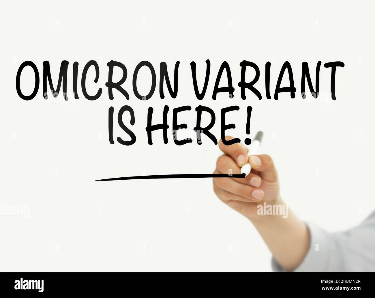 Man schreibt „Omnicon Variant is here“-Text auf transparentem Display Stockfoto