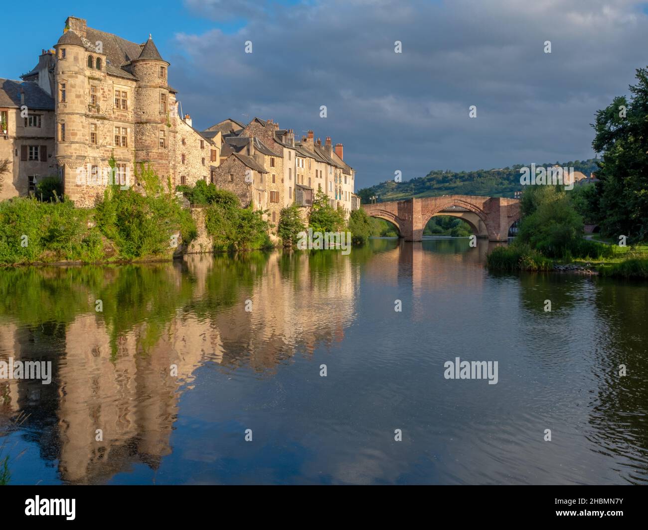 Espalion Altstadt spiegelt sich in den Gewässern des Lot auf dem Weg von St. James im Südwesten von Frankreich, an einem sonnigen Sommermorgen aufgenommen, ohne Menschen Stockfoto