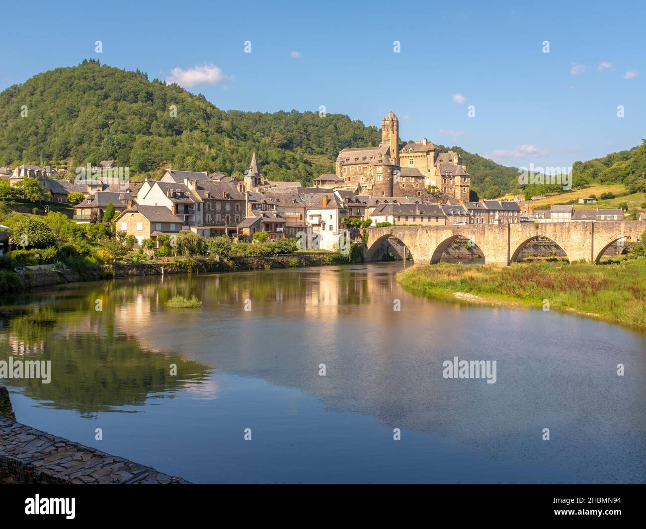 Die Altstadt von Estaing im Südwesten Frankreichs am Fluss Lot auf dem Jakobsweg, aufgenommen an einem sonnigen Sommernachmittagsende, ohne Peo Stockfoto