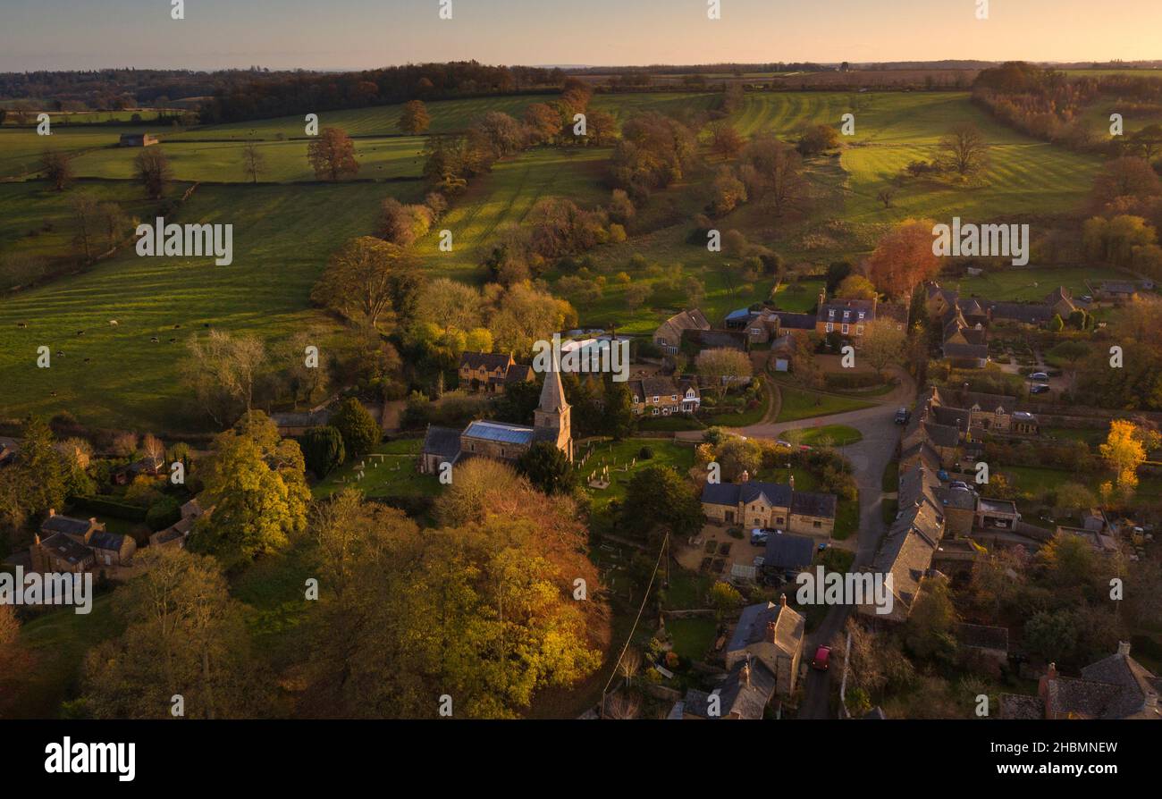 Swerford Dorf und Kirche in Herbstfarben, Cotswolds, oxfordshire, England Stockfoto